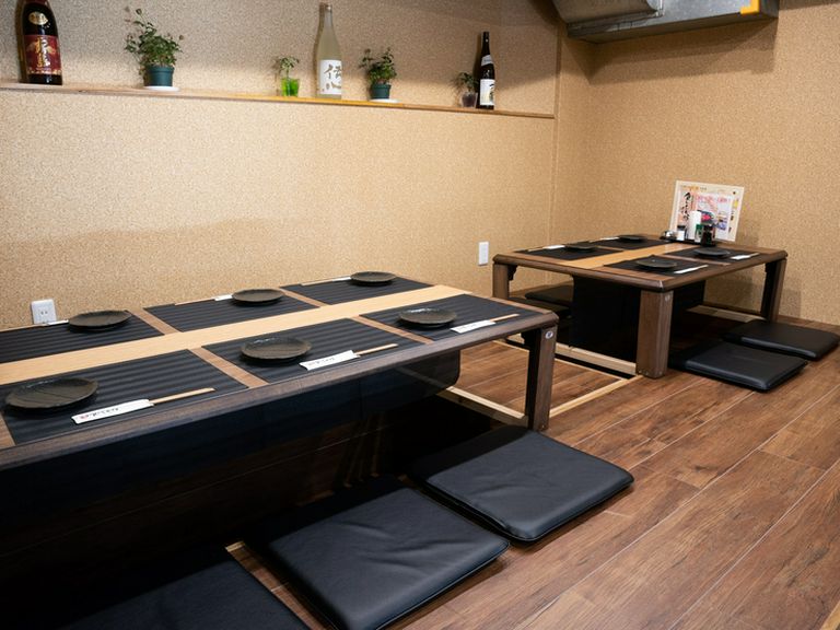 店の奥には掘りごたつの座敷あり。家族連れにもオススメの席