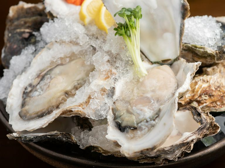 全国各地から毎日取り寄せ『本日の食べ比べ 　二種盛り600円〜／三種盛り900円〜』