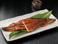 定番人気の炭火うなぎのかば焼き。
秘伝の濃厚なたれが絡んだ肉厚なうなぎをご堪能下さい。