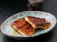 定番人気の炭火うなぎのかば焼き。
秘伝の濃厚なたれが絡んだ肉厚なうなぎをご堪能下さい。