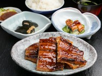 うなぎ料理を色々楽しみたい方におすすめするのがうなぎづくし定食。うなぎづくし定食は、うなぎ蒲焼・うなぎ昆布巻き・うざくがセットに。
