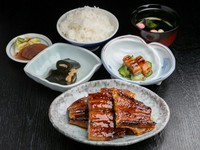 うなぎ料理を色々楽しみたい方におすすめするのがうなぎづくし定食。うなぎづくし定食は、うなぎ蒲焼・うなぎ昆布巻き・うざくがセットに。