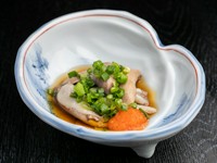 活け鰻を扱うこだわりぬいたの新鮮な肝の湯引きです。クセもなく濃厚な一品。ポン酢でさっぱりとお召し上がりください。