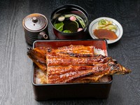 うなぎのかば焼きが一匹乗った極上うなぎ重です。
心行くまでうなぎを味わい尽くして頂けます。