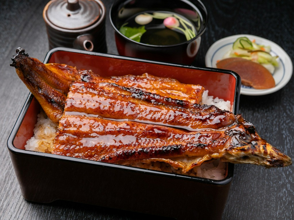 お重からはみ出る鰻が贅沢な一品。『うなぎ一匹極上重』