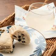 発酵ドリンクを使ったドライブルーベリーなど、発酵素材を取り入れたスイーツです。※写真はセットイメージです