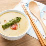たっぷり野菜とココナッツのまろやかな風味。辛さ控えめで食べやすいテイストのカレーです。