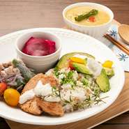 発酵カレー・副菜3種・もち麦ご飯の組み合わせに、好きなドリンクとスイーツもセットになったランチメニューです。