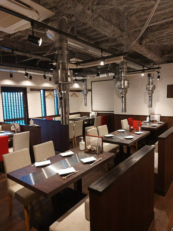 天高のため開放感ある店内