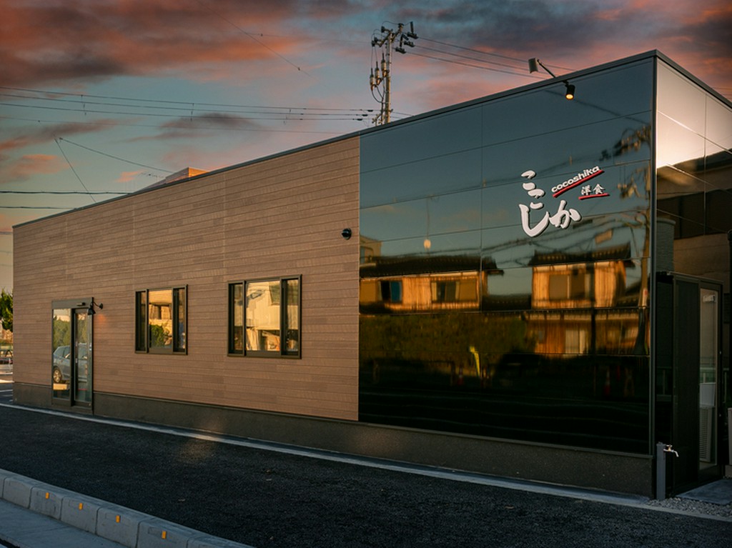 デザイン性豊かな外観に、温かな空間が満ちている内観