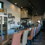 カウンター席がメインの【ここしか】。料理人は、ゲストとの距離感や、一人ひとりのスペース確保にこだわっています。楽しくておいしい時間を過ごせるように、心を配ります。