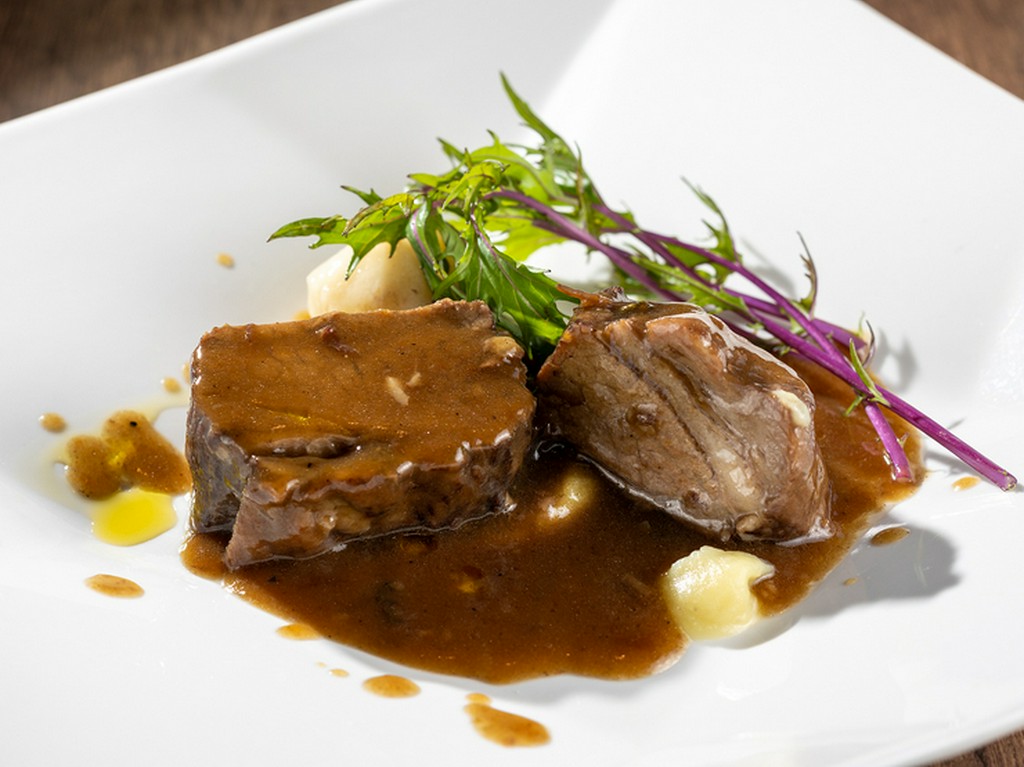 ゆっくりじっくり煮込んでいき、口の中でほろりと崩れる『黒毛和牛ホホ肉の赤ワイン煮込み』