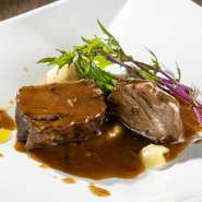 煮込み料理は「だし」にこだわり、仕込みから時間を費やしています。料理人が手間ひまかけて仕上げる、やわらかく、味わい深い一品。