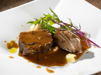 ゆっくりじっくり煮込んでいき、口の中でほろりと崩れる『黒毛和牛ホホ肉の赤ワイン煮込み』