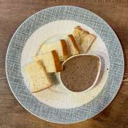 鶏レバーを丁寧に裏ごしし、滑らかな舌触りに仕上げました。