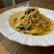 定番はもちろん、その季節ならではの魚や野菜を使ったパスタも提供されています。仕入れる食材ごとに、メニューを作成。