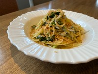 定番はもちろん、その季節ならではの魚や野菜を使ったパスタも提供されています。仕入れる食材ごとに、メニューを作成。