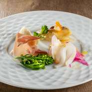 その日のオススメをふんだんに盛り込みます。