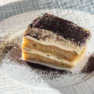 全ての作業が、店内で行われています。滑らかでクリーミー、とろけるような食感の中にほろ苦さも感じられる大人の味。甘いものが苦手な方にも、ぜひ食べてもらいたいデザートです。