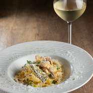 料理人自身、パスタ料理を好きなことが原点。自家製手打ち麺を使うことで理想に少しでも近づけることができ、その時季の旬のものを扱うことでこだわりのパスタ料理を仕上げることができています。