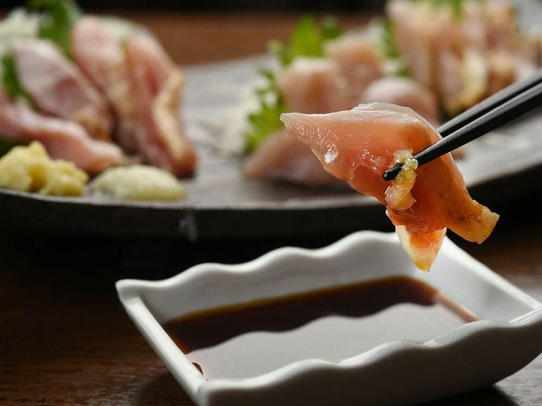 さまざまな部位の異なる旨みを味わえる『鶏刺し3種盛り合わせ』