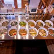 『SINGLE』『DOUBLE』『TRIPLE』に加え、カップすり切りの『SMALL』もある全4サイズ。『SMALL』ならば小さなお子さまでも食べきれると好評です。常時10〜12種が揃うフレーバーから、お好みのものを選んで！