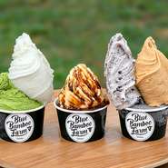 隣接する牧場から毎日届く搾りたての生乳が主原料。フレッシュな味わいを際立たせるため、加える材料も吟味して、丁寧につくりあげています。濃厚かつ甘さ控えめなおいしさを、ぜひご堪能あれ。