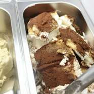 マスカルポーネを練り込んだジェラートに、コーヒーシロップに浸したスポンジを挟み、ココアパウダーで仕上げた『ティラミス』。寒い日にもホットコーヒと一緒にいただけば、贅沢なスイーツタイムに温まります。