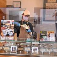 牧場併設ならではの搾りたて生乳のフレッシュさを閉じ込めた極上ジェラートを開発すべく、本場・イタリア製のジェラートマシンを導入。素材にこだわったフレーバーは、季節によって新作や限定品も登場します。