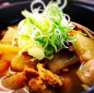 あっさり醤油ベースでショウガのきいたトロトロ牛スジ煮込み