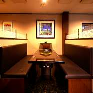 当店は、味はもちろん、空間づくりにもこだわります。"居心地の良い空間で、美味しいお肉を味わってほしい"という、オーナーの創業時からの想いが込められています。人気位のソファー席や完全個室席でおもてなし！