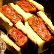 A5黒毛和牛熟成肉をサンド！当店の和牛カツレツ・サンドは、インスタ映えだけ狙っている訳でもなく、本当に美味しいから満を持してご用意しました。

素材にこだわった、肉・ソース・パンのシンプルな構成です。