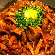 総重量なんと1kgオーバー！A5黒毛和牛の塊肉がゴロゴロ♪
750時間熟成した高級肉を、たーっぷり使用します。

お野菜もたっぷりで、新鮮な卵黄とからめて味わってください！