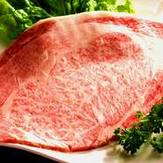 黒毛和牛の最高部位の１つであり、味を絶対裏切らないのがリブロース 。肉質がきめ細かく、濃厚かつジューシーな脂の美味しさを味わえます。焼肉きかんわでは、２ヶ月間じっくり熟成させて「よりおいしく」します。