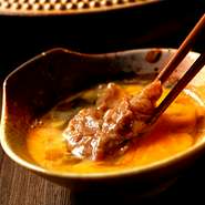 最高級のA5黒毛和牛ロースをすき焼き風に。30日間じっくり熟成することで旨み・香り・食感が極限まで目覚めた極上ロースです！洗練された赤身の旨みと、芸術作品のような綺麗なサシ（霜降り）と脂身の甘みは絶品。