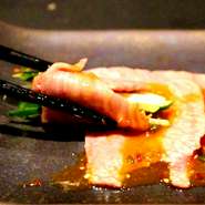 あなたの目の前で炙る！トロトロの霜降りロースは、炙ることで肉汁がジュワッとしみ出てきます。
炙った後は、新鮮な卵黄をかけて、きゅうりを巻いてパクッ！
おっと、食べる前にお醤油につけて下さいね。