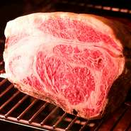 黒毛和牛の最高部位の１つであり、味を絶対裏切らないのがリブロース 。濃厚かつジューシーな脂の美味しさを味わえます。焼肉きかんわでは、リブを２ヶ月間じっくり熟成させて「よりおいしく」してご提供。