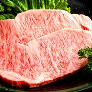 希少部位ザブトンを贅沢なステーキに。最も美しい霜降り熟成肉はしつこさを感じさせない上品な味わいです。