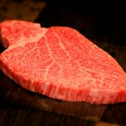 最上位の黒毛和牛のフィレ肉。肉厚で柔らかい舌触りと甘みは一級品ですよ。フィレはお肉の中でも最もやわらかい特別な部位。焼き方は「レア」でどうぞ。