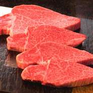 美味しさに思わずうっとりする…凝縮された旨みと、信じられないほどの柔らかさ。フィレの真ん中にあって、肉質の最もよい部分がシャトーブリアン。黒毛和牛一頭から1kgもとれないほど希少であり最高級です。