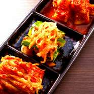 じっくり２日間塩漬けした後、辛味漬けするキムチは、止まらない美味しさだと常連さんに大人気！３種盛合せ（白菜、きゅうり、大根）は、味のコンセプトを変えながら飽きのこない味付けとなるよう工夫しています。