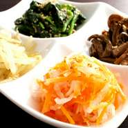 もやし、人参と大根の酢の物、ほうれん草、ぜんまいを韓国風ナムルの味わいに仕上げました。焼肉に合うようにあっさり目に味付けしており、お肉との相性は抜群です。