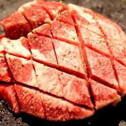 あの仙台牛タンも嫉妬しちゃう！？
きつね色に焼けたら、割れ目にそって料理ばさみでチョキチョキ♫
タンのジューシーな旨みを味わって下さいね。