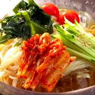 コシのある冷麺を自家製テールスープと合わせた逸品。トッピングには三陸産わかめ、自家製キムチ、きゅうり、ミニトマトを加えてさっぱりした味付けに。