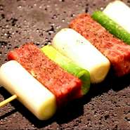 【石で焼く新感覚バーベキュー】ロース系の希少部位「ザブトン」を使用。トロける極上肉と、長ネギがよくマッチします！

こだわりのドイツ産岩塩をつかった、シンプルな塩味です。こんがり焼けたらガブッとどうぞ。