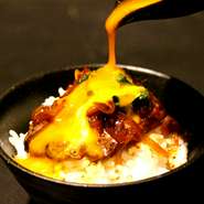 1000時間ものエイジング！！最高級A5フィレのすき焼き風牛丼です。
牛丼の概念をくつがえすほどの、衝撃のうまさ。

仕上げの卵黄が、やわらかフィレとホカホカつやつやのご飯にからみ合う！