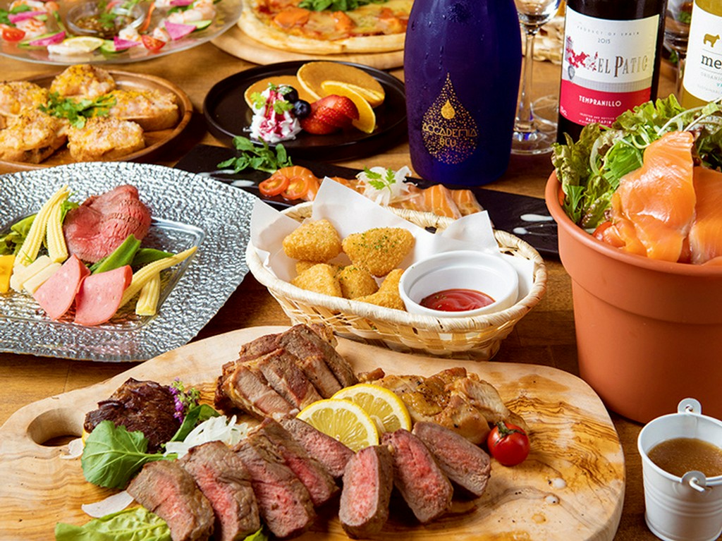 オシャレな肉バルで自慢の肉料理の祭典をお楽しみください