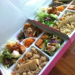 毎回、内容が変わる気まぐれ弁当
価格を抑え贅沢したいし発砲スチや透明蓋の容器はちょっと…見た目も大切～ってお客様は是非、ご予算に合わせてお作りいたします　写真はお花見の時のお弁当です(￥1750)