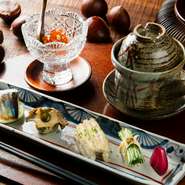 コース内料理の一例。その季節を代表する海山の幸を粋に味わう寿司。土鍋で丁寧に炊き上げたシャリが、旬を迎えた食材たちを味わい深く演出してくれます。