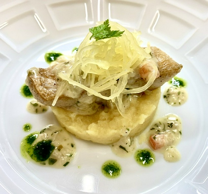 鮮魚のポワレ　ハーブビネガーのバターソース　さつま芋のフォンダンを添えて